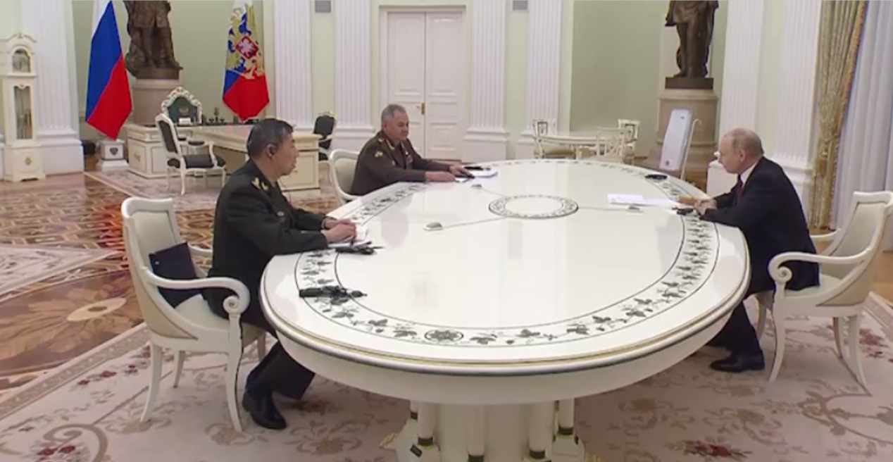 Владимир Путин встретился с министром обороны Китая Ли Шанфу. Скриншот видео
